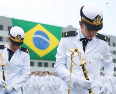 Marinha é condenada por obrigar militar trans a usar trajes masculinos
