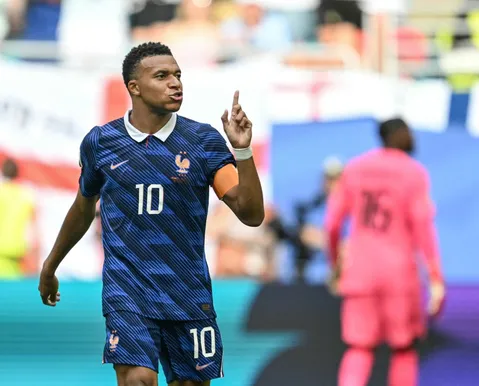 Mbappé destrona Messi e se isola na artilharia histórica das Copas