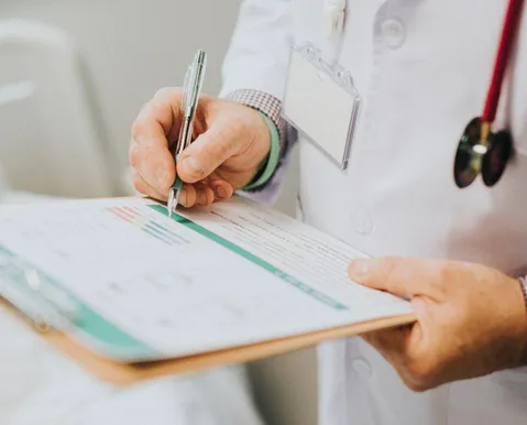 Médico inclui “igreja” em receita de paciente e causa polêmica - Imagem