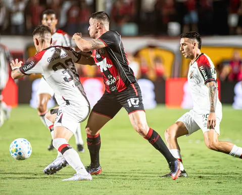 Meia do Athletico manda recado sobre soberba após goleada no Barradão