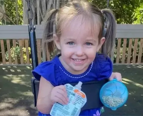 Menina de 3 anos morre após ficar presa em cozinha de brinquedo
