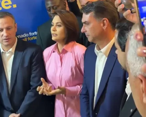Michelle reencontra Flávio Bolsonaro e trata crise como superada - Imagem