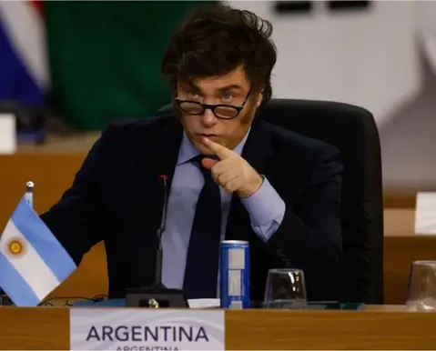 Milei privatiza hotéis populares e encerra turismo social na Argentina