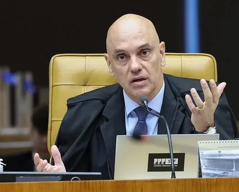 Moraes dá 48 horas para PGR se pronunciar sobre arma de Bolsonaro - Imagem