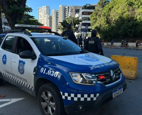 Motociclista é preso após tentar furar blitz e agredir guarda municipal em Salvador