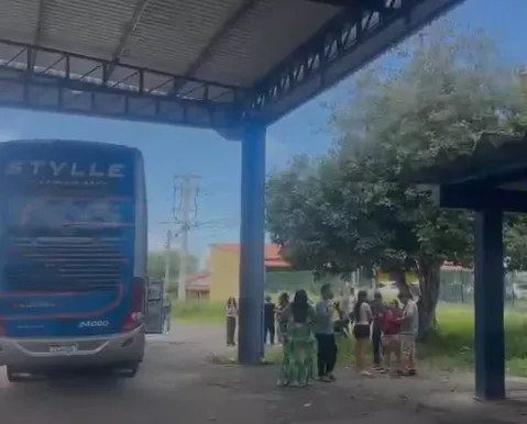 Motorista abandona ônibus com 48 passageiros e foge de fiscalização da PRF - Imagem