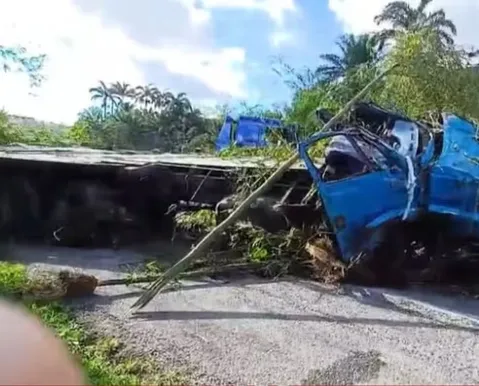 Motorista morre após ser arremessado e atropelado pelo próprio caminhão na BR-324