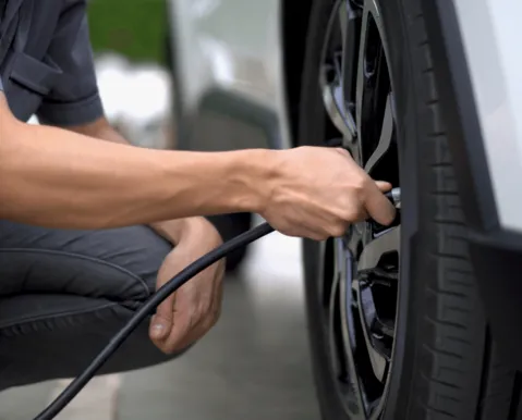 Motoristas precisam pagar para calibrar pneus em posto; veja preços