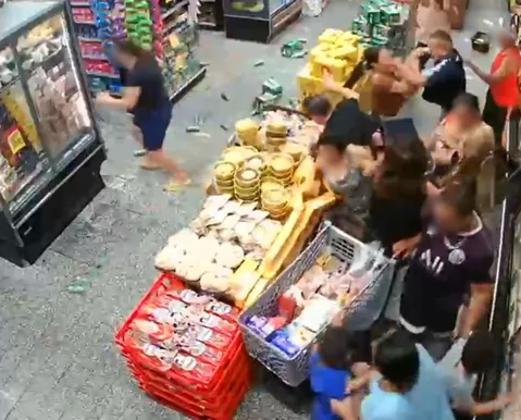 Mulher é morta a facadas pelo companheiro dentro de mercado