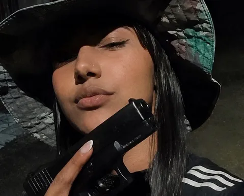 Mulher que ostentava armas nas redes sociais morre em confronto