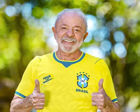 Na estreia do Brasil na Copa, Lula pede raça aos jogadores: “Bola no gol"