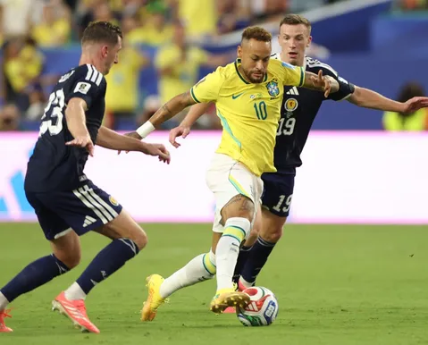 Neymar é quem mais sofreu faltas e provocou amarelos desde 2014