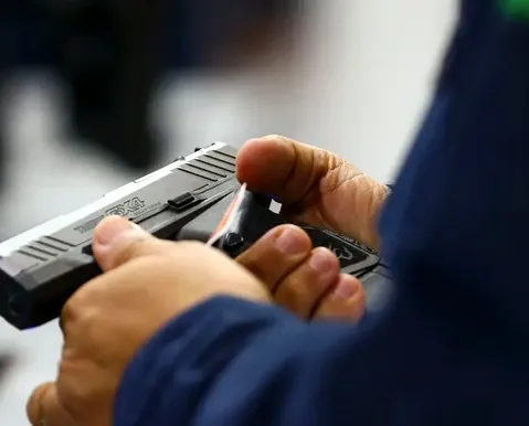 Nova lei pode liberar porte de arma para quem trabalha em escritório