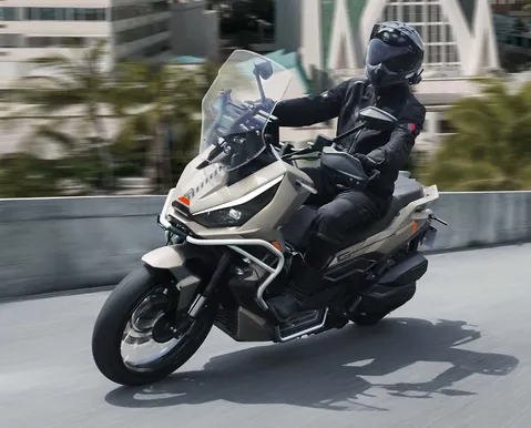 Nova scooter aventureira estreia no Brasil; veja versões, equipamentos e previsão de preço