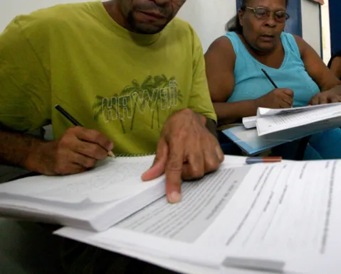 Número de analfabetos e taxa de analfabetismo seguem em queda na Bahia - Imagem