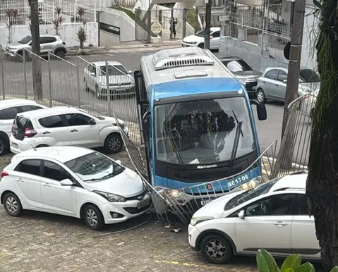 Ônibus invade estacionamento da Ufba em Salvador - Imagem