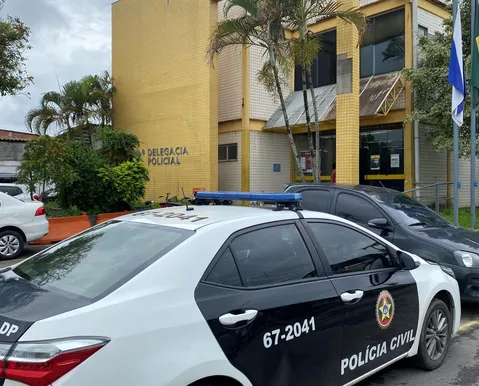 Pai agride filho de três anos após a criança urinar e defecar na roupa