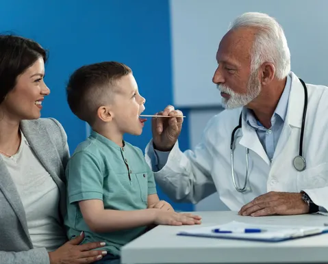 Pais poderão ganhar atestado para acompanhar filhos no médico; entenda