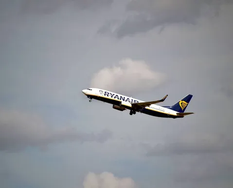 Passageiro é "sugado" após janela de avião se soltar durante voo