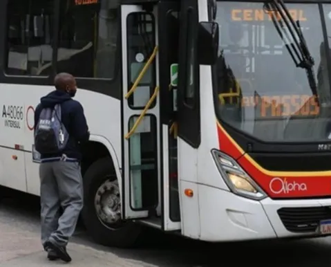 Passageiros criam grupo no WhatsApp para driblar falta de ônibus