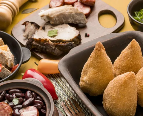 Pastel colorido, pipoca de camarão e +: 5 comidas inusitadas para provar em Salvador