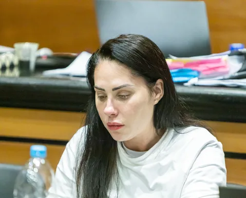 Perdão da justiça não garante volta de Monique Medeiros à sala de aula