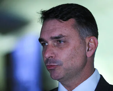 PF aponta que Flávio Bolsonaro cometeu calúnia contra Lula - Imagem