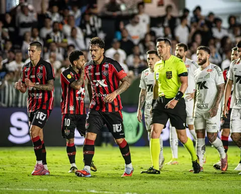 Pra quitar 'dívida' de vencer fora de casa, Vitória encara o Santos na Vila Belmiro - Imagem