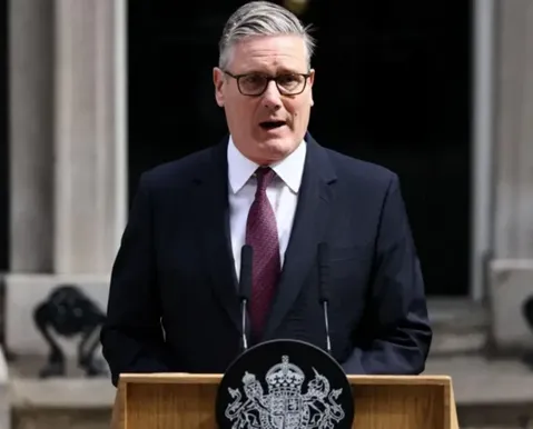 Premiê Keir Starmer renuncia após pressão do próprio partido - Imagem