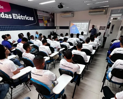 Programa abre vagas para adultos concluírem o Ensino Médio em Camaçari - Imagem