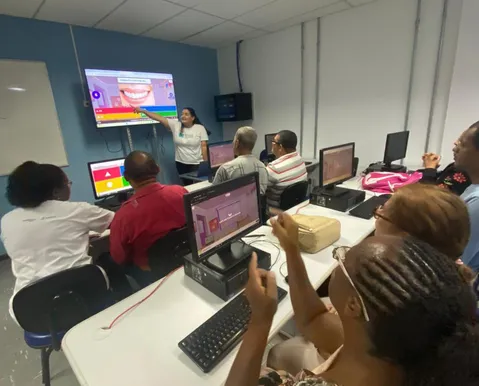 Programa tem vagas gratuitas para alfabetização de pessoas em Salvador