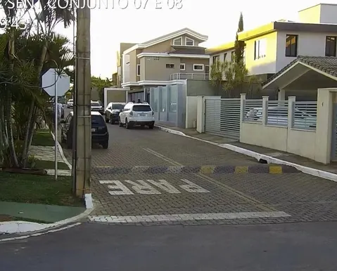 Protesto na porta de Bolsonaro leva condomínio a acionar Justiça - Imagem
