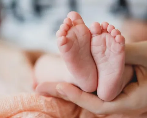 Quase 20 pessoas de uma quadrilha são condenadas por tráfico de bebês - Imagem