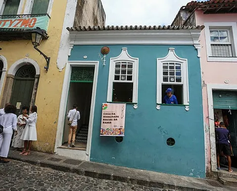 Racismo na Bahia: turistas enfrentam punição severa por crimes raciais - Imagem