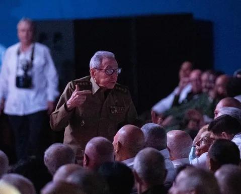 Raúl Castro reaparece de farda em Havana em meio a ameaças militares dos EUA