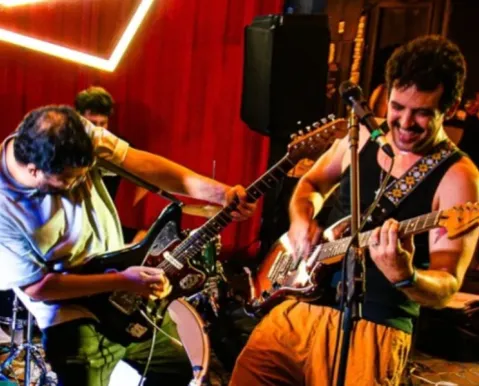 Rock no Rio Vermelho: Meus Amigos Estão Velhos festeja aniversários com show autoral - Imagem