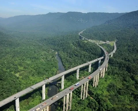 Rodovia brasileira corta a Mata Atlântica com viadutos de 70 metros