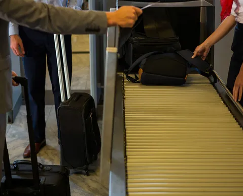 Saiba como o raio-X da PF enxerga o interior das malas em aeroportos