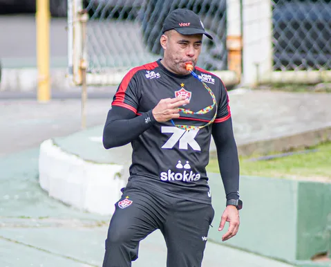 Sem vencer fora, Jair compara Vitória com campeão da Libertadores