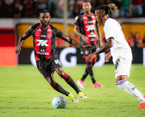 Técnico do Botafogo vê "escândalo" do VAR em derrota para o Vitória - Imagem