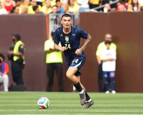 Titular? Ibañez responde se treinou como lateral após lesão de Wesley