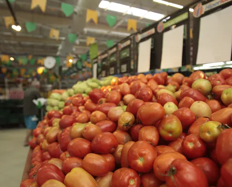 Tomate despenca 41% e reduz custo da cesta básica em Salvador
