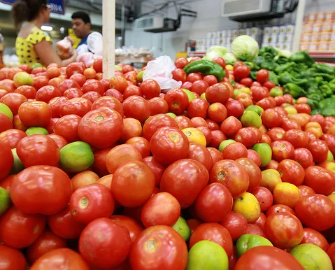 Tomate mais barato pode melhorar sua alimentação; entenda - Imagem