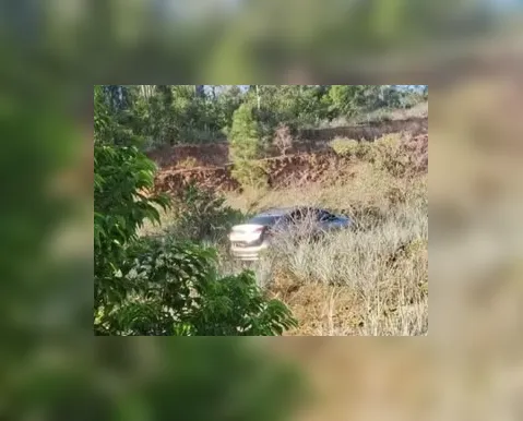 Três corpos são encontrados dentro de carro com marcas de tiros na Bahia - Imagem