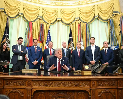 Trump ameaça tarifas e retaliação à UE após multa bilionária ao Google - Imagem