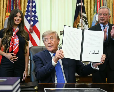 Trump emite recomendação que limita vacina em crianças nos EUA