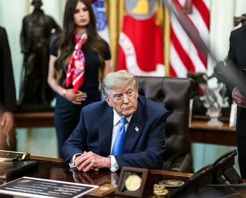 Trump manda jornalista ficar quieta durante entrevista na Casa Branca - Imagem