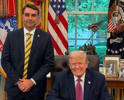 Trump rasga elogios a Flávio Bolsonaro e diz que senador "ama o Brasil" - Imagem