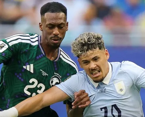 Uruguai para na Arábia Saudita e estreia com empate na Copa do Mundo