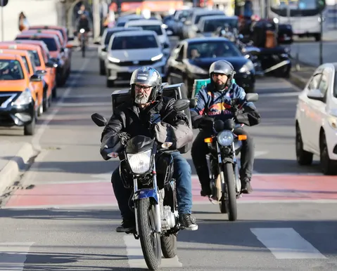 Vendas de motos superam carros no Brasil, mas acidentes acendem alerta